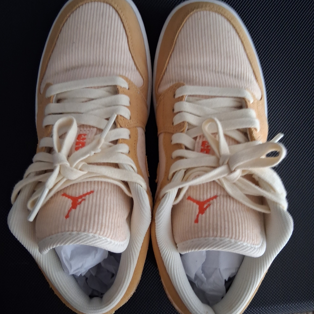 Nike Low-Top Sneakers in Cream, Tan & Orange